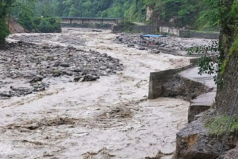 ताप्लेजुङको बाढी प्रभावित क्षेत्रमा प्रदेश सरकारले औषधि पठायो